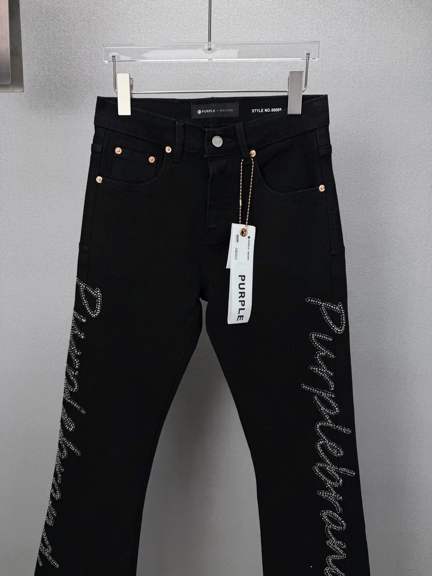 PURPLE BRAND 2026 New Arrival Couple Style Flared Loose Jeans with Diamond Letters on Both Sides High Version High Version Top Ceiling Quality Styles with different wash textures, very friendly to people with thin legs and thick legs. The loose version of the boot is very flattering to the leg shape. Moderate length that never goes out of style, easy to match with casual, basic styling for various styles, a must-have in the wardrobe! The fabric is stiff but also makes the upper body soft without losing texture. The washing process is even more perfect. It is a must-have item for everyone! ! ! Washed wheat, hang tag, pants label, three labels complete Color: Black Size: 28, 30, 32, 34, 36 (five sizes)